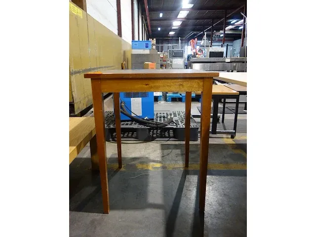2x diverse houten tafels - afbeelding 2 van  6