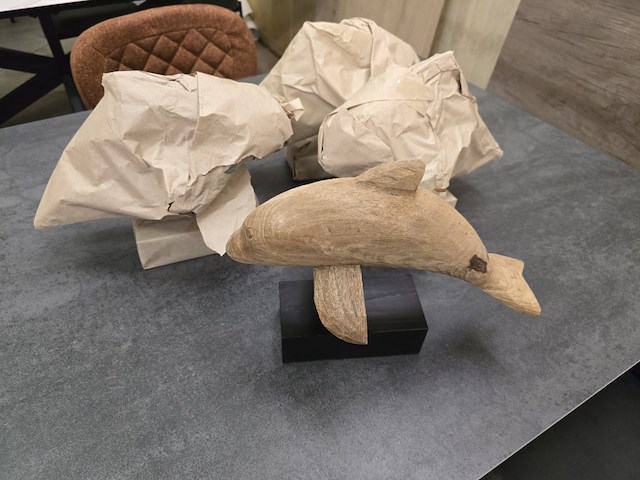 2x dolfijn in recycled wood op staander - afbeelding 1 van  4