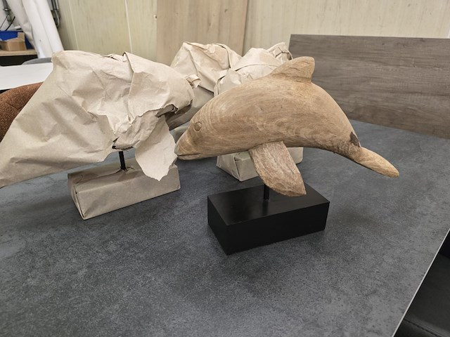 2x dolfijn in recycled wood op staander - afbeelding 3 van  4