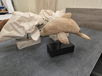 2x dolfijn in recycled wood op staander - afbeelding 3 van  4