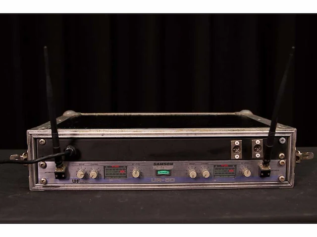 2x dual uhf synthesized diversity receiver samson - afbeelding 1 van  3