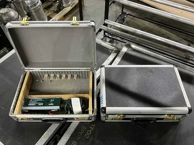 2x flightcase koffer met batterij - afbeelding 1 van  7