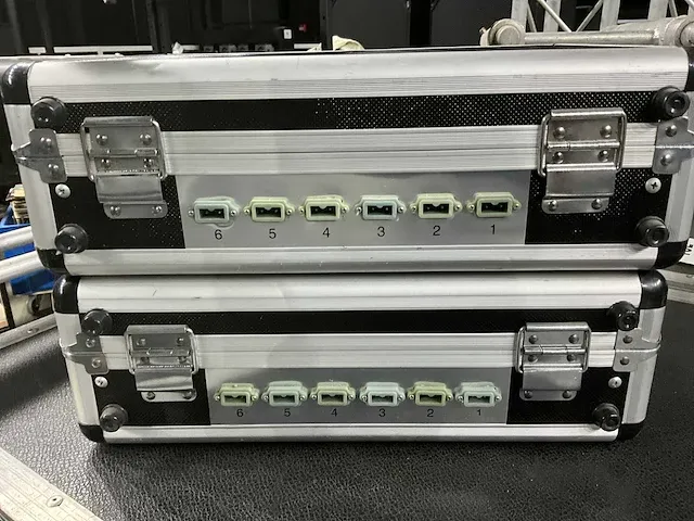2x flightcase koffer met batterij - afbeelding 2 van  7