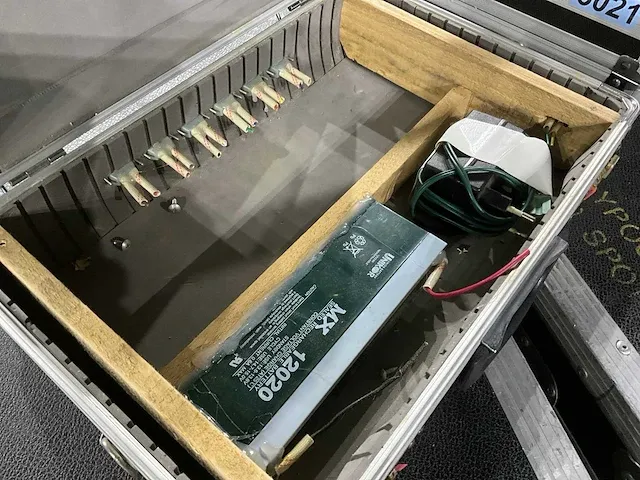 2x flightcase koffer met batterij - afbeelding 3 van  7
