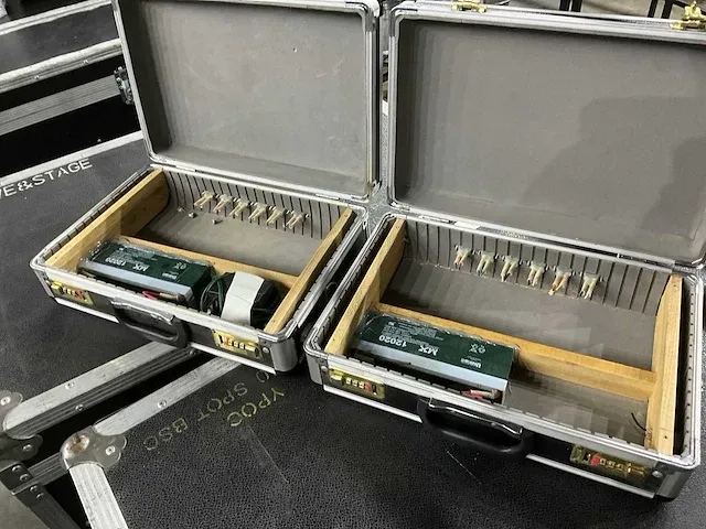 2x flightcase koffer met batterij - afbeelding 5 van  7