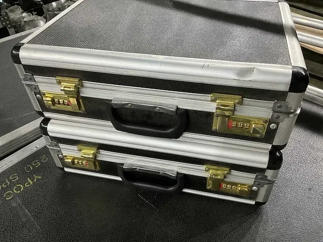 2x flightcase koffer met batterij - afbeelding 6 van  7