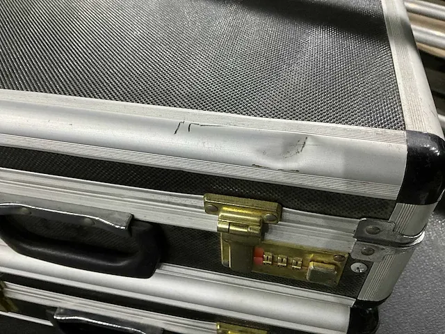 2x flightcase koffer met batterij - afbeelding 7 van  7