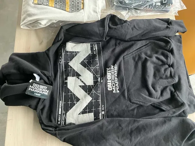 2x hoodie + plm 35x diverse gaming t-shirts - afbeelding 12 van  19