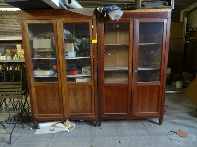 2x houten kast + 7 metalen/houten stoelen - afbeelding 1 van  3