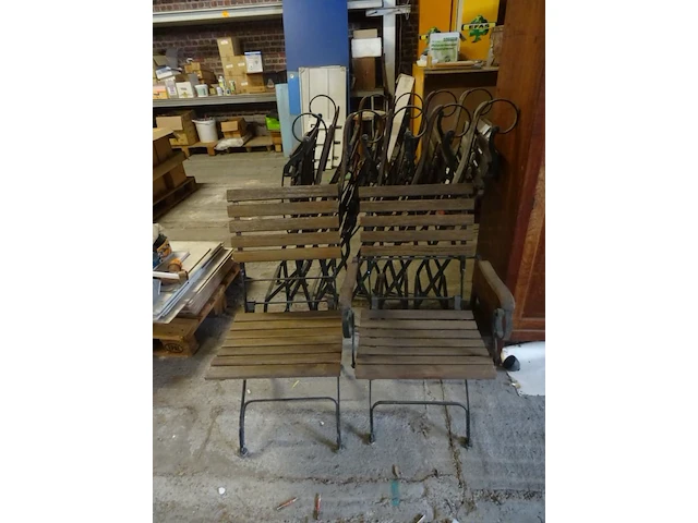 2x houten kast + 7 metalen/houten stoelen - afbeelding 2 van  3