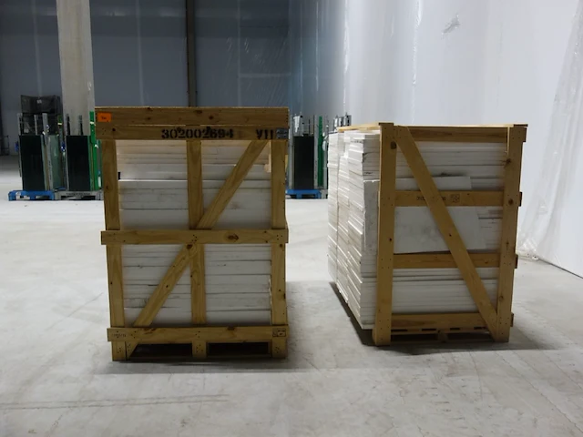 2x houten kist met inhoud - afbeelding 1 van  2