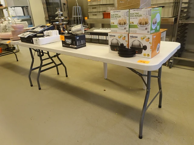 2x inklapbare kunstoffen tafels - afbeelding 1 van  2