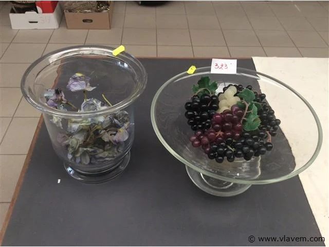 2x items glas + inhoud - afbeelding 1 van  3