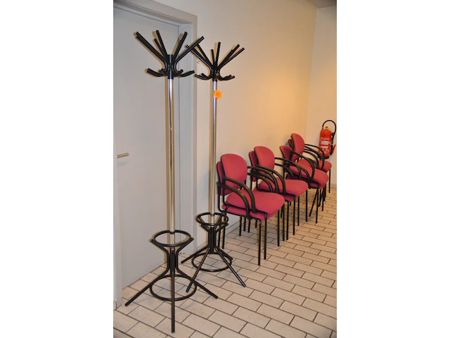 2x kapstok + 8 stoelen - afbeelding 1 van  1
