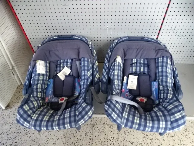 2x kinderzitje auto - afbeelding 1 van  3