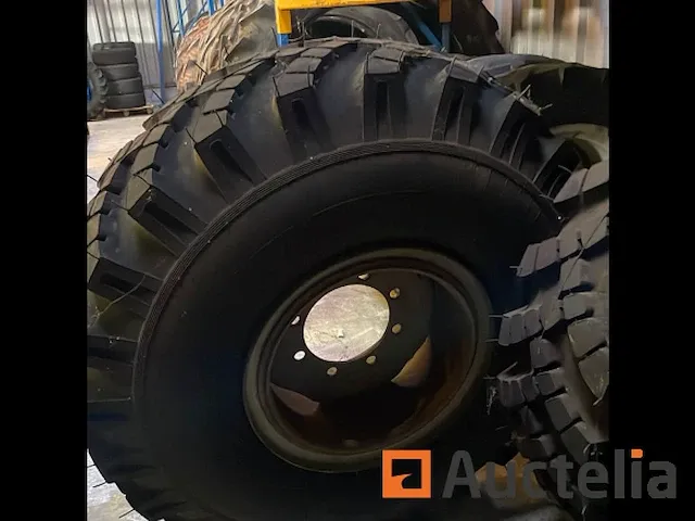 2x landbouwband loader 370-500/14.99-20 op velg 8 gaats - afbeelding 1 van  5