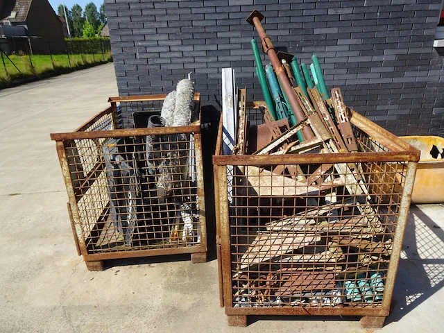 2x metalen draadmand + inhoud - afbeelding 1 van  3