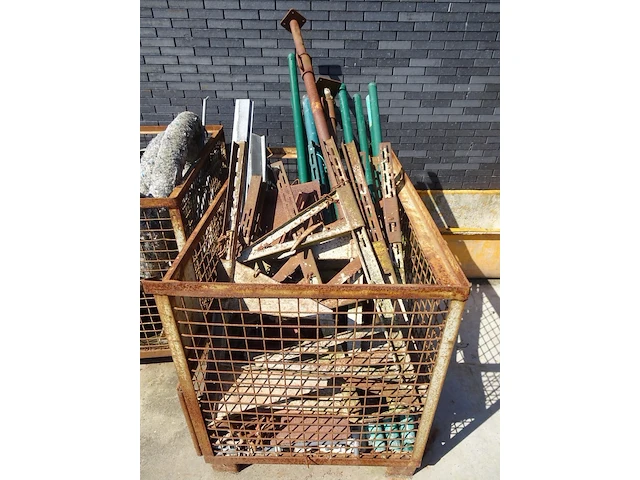 2x metalen draadmand + inhoud - afbeelding 2 van  3