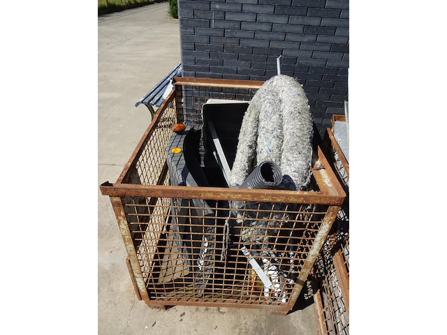 2x metalen draadmand + inhoud - afbeelding 3 van  3