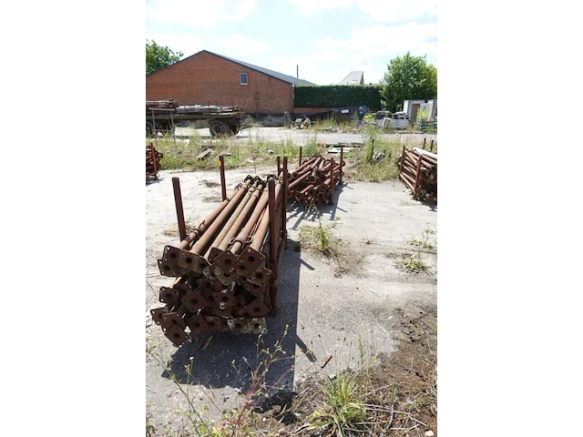 2x metalen houder + diverse stantsoenen - afbeelding 1 van  3