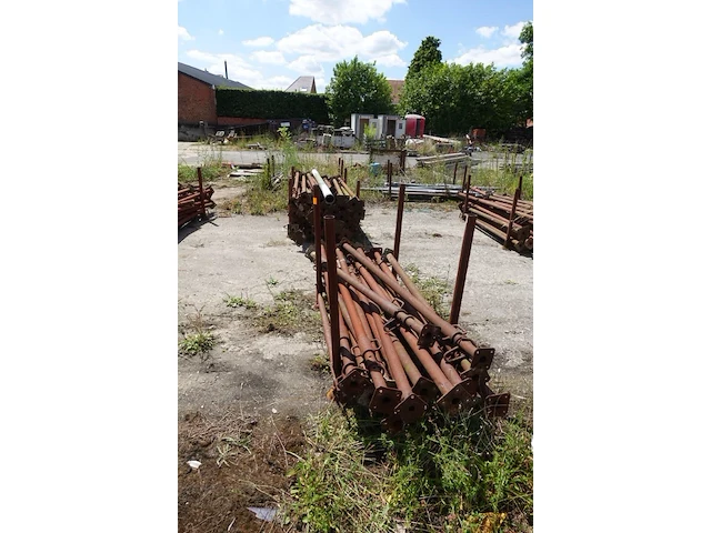 2x metalen houder + diverse stantsoenen - afbeelding 1 van  4