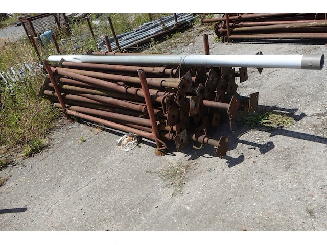 2x metalen houder + diverse stantsoenen - afbeelding 3 van  4