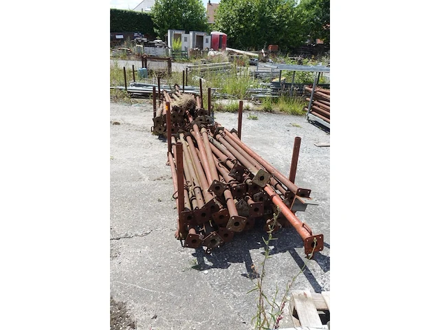 2x metalen houder + diverse stantsoenen - afbeelding 1 van  3
