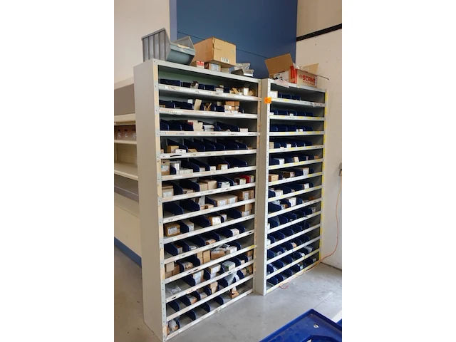 2x metalen kast + inhoud - afbeelding 1 van  9