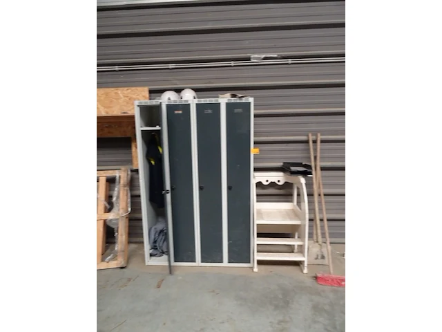 2x metalen locker + trap - afbeelding 1 van  3