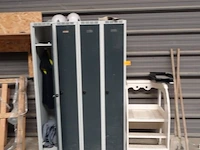 2x metalen locker + trap - afbeelding 1 van  3