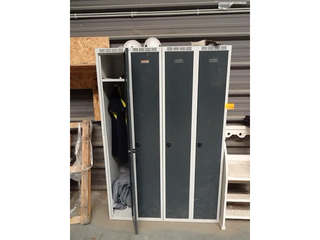 2x metalen locker + trap - afbeelding 2 van  3