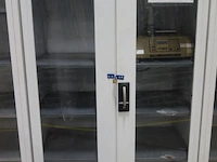 2x metalen vitrinekast - afbeelding 1 van  10