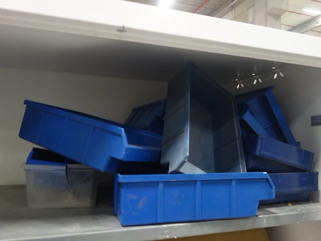 2x metalen vitrinekast - afbeelding 10 van  15