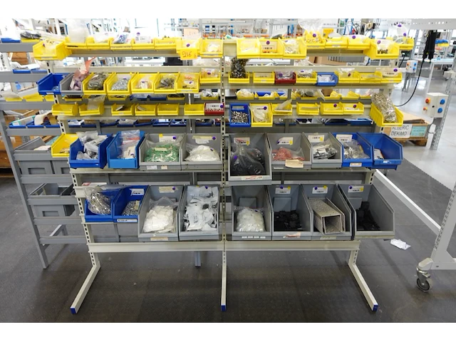 2x metalen wandrek + inhoud - afbeelding 1 van  3