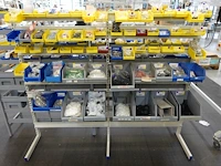 2x metalen wandrek + inhoud - afbeelding 1 van  3