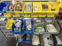 2x metalen wandrek + inhoud - afbeelding 2 van  3