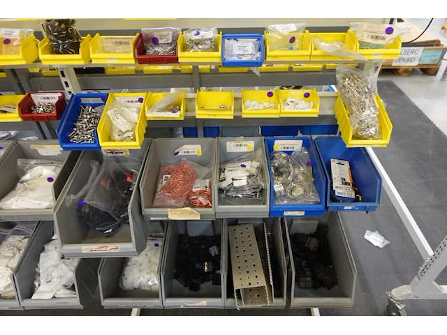 2x metalen wandrek + inhoud - afbeelding 3 van  3