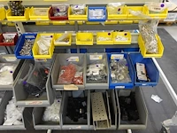 2x metalen wandrek + inhoud - afbeelding 3 van  3