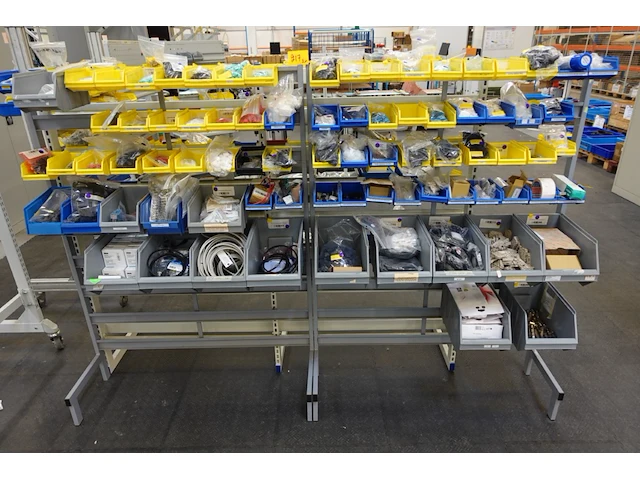 2x metalen wandrek + inhoud - afbeelding 1 van  3