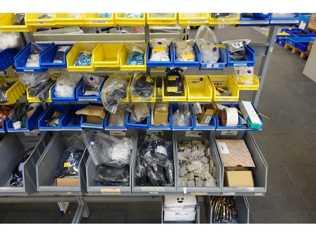 2x metalen wandrek + inhoud - afbeelding 3 van  3