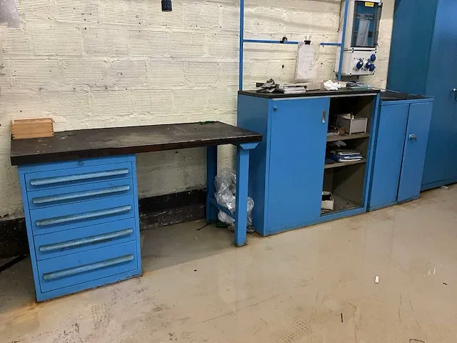 2x metalen werkbank + 3x kast - afbeelding 1 van  10