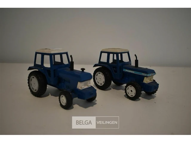 2x miniatuur ford traktor - afbeelding 1 van  2