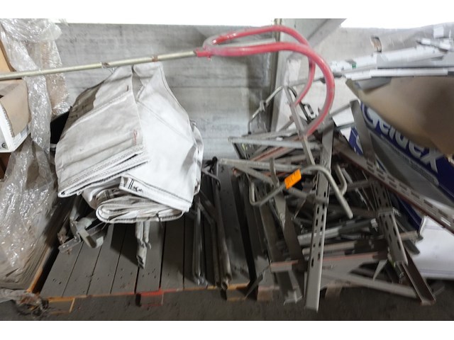 2x pallet bekistingsklemmen/onderdelen - afbeelding 1 van  4