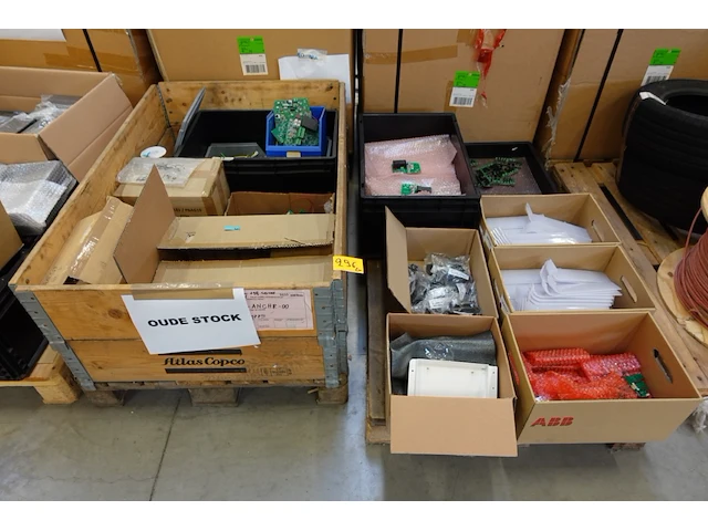 2x pallet divers elektrisch toebehoren - afbeelding 1 van  12