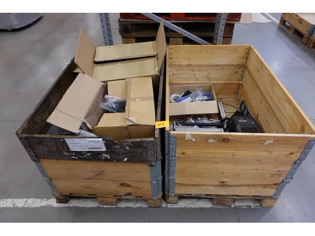 2x pallet diverse onderdelen laadpalen - afbeelding 1 van  13