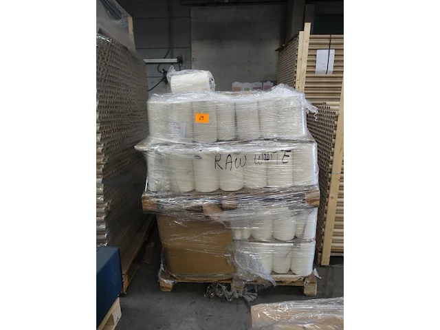 2x pallet garen ruw wit - afbeelding 1 van  4