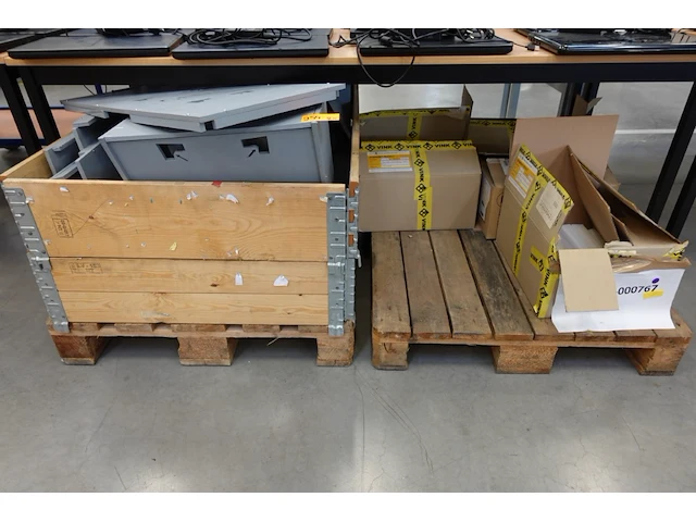 2x pallet pvc mallen + pvc onderdelen - afbeelding 1 van  5