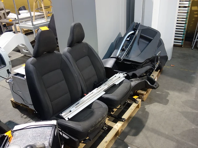2x pallet volvo xc70 onderdelen - afbeelding 1 van  5