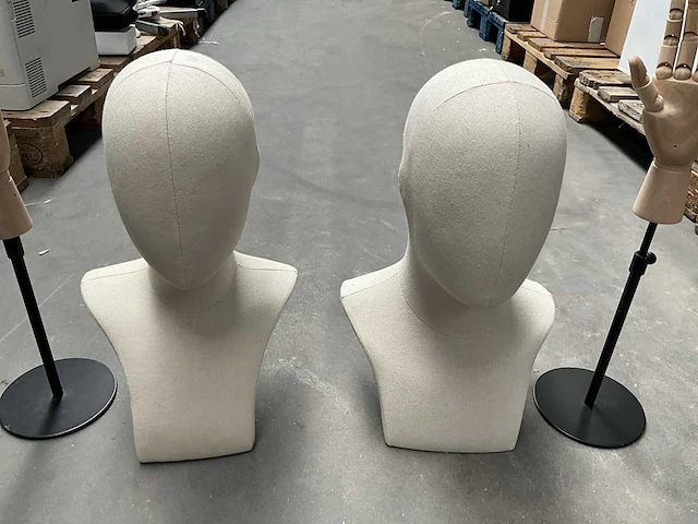 2x pashoofd hans boodt. + 2x hand op metalen houder en accessoires - afbeelding 2 van  5
