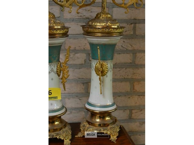2x porseleinen kandelaar met vergulde bronzen details - afbeelding 2 van  3